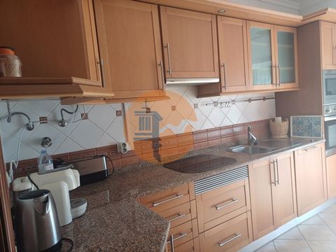 Excellent 2 bedroom flat with balconies for annual rental. Fully equipped kitchen 1 bedroom with wardrobe and dressing room, 1 bedroom with 2 single beds and wardrobe. Bathroom with bathtub. Flat equipped with air conditioning. Garage Excellent locat...