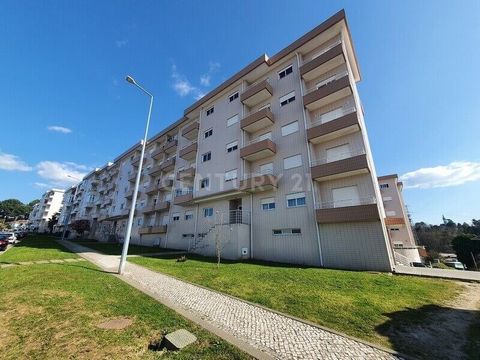Excelente apartamento T2 com uma área total de 143 metros quadrados, área privativa de 115 m2 e área dependente de 28 m2. Localizado em Oliveira de Azeméis junto ao Parque de La Salette em zona residencial consolidada, o imóvel fica próximo de pontos...