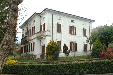 Villa situated in the picturesque medieval castle town of Bardi in the province of Parma. Ideal for more than one family or as a Bed&Breakfast. The house is situated in a peaceful but prominent position, a few minutes’ walk from the town centre. It i...