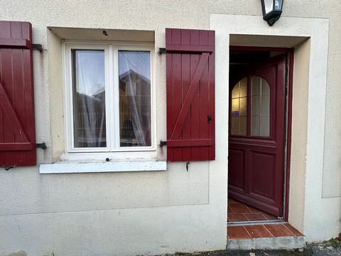 Furnished town house near train station and Paris, 5 min from the Vernon-Giverny train station. 75km from Paris and Rouen. Close to shops and town center.