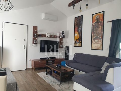 CRES-APARTMENT IN A GREAT LOCATION NEAR THE CENTER OF THE CITY, NEWER BUILDING, PARKING AND STORAGE! The apartment on the first floor (high attic) of a newer building with proper documentation consists of a living room with a dining room, a kitchen, ...