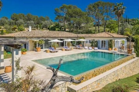 Cette villa joliment décorée est située entre Mougins et Valbonne, dans le quartier de Castellaras à seulement 20 min de l'aéroport de Nice. Dans un domaine sécurisé et de haute sécurité, la villa bénéficie d'un calme absolu et d'une vue panoramique ...