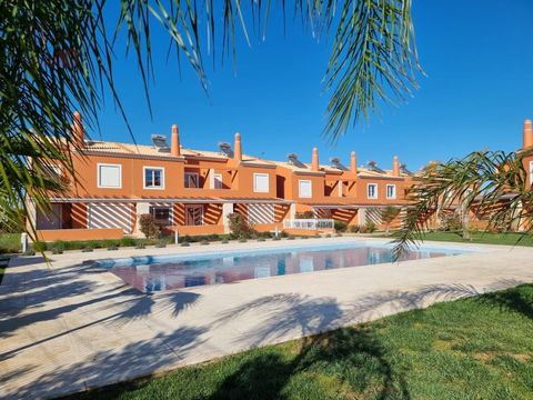 Villa de 3 chambres à louer dans une communauté fermée en Algarve Inséré dans la communauté fermée d'Orange Grove, à Alcantarilha. La maison comprend : Étage 0 : Grand sac lumineux, divisé en un salon et une salle à manger ; Terrasse ensoleillée et s...