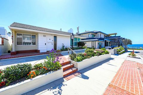 Positioned in a desirable location of the Village, this charming quintessential Corona del Mar cottage offers an ocean view and sits on a desirable 40-foot lot. Envision building a custom home, complete with captivating ocean views. Located steps awa...