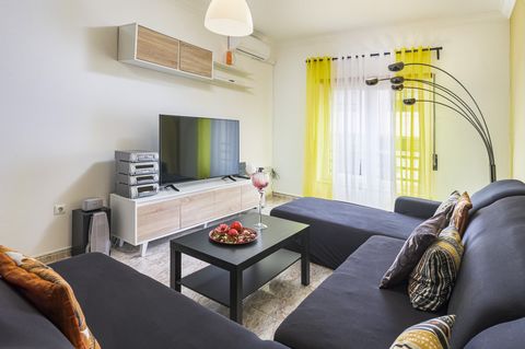 Casual, comfy and generous apt in Aires/ Palmela, in a quiet and friendly neighborhood, 5 min away from St. Perer's School and comfortable distance of 30min from Lisbon. Fully equipped kitchen, living room with fire place, 3 bedrooms and 2 complete b...