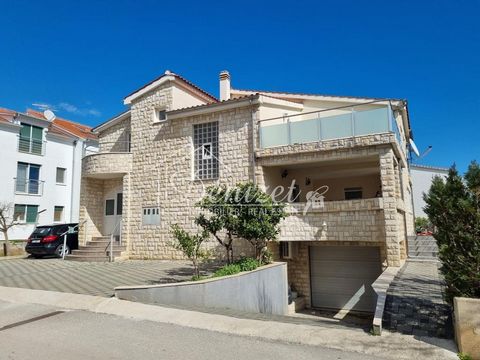 This spacious house of a total of 392 m2 is located on a plot of 788 m2. The house has three floors: basement, ground floor and first floor. In the basement there is a garage, a boiler room, a pantry and a tavern. The space in the basement is spaciou...