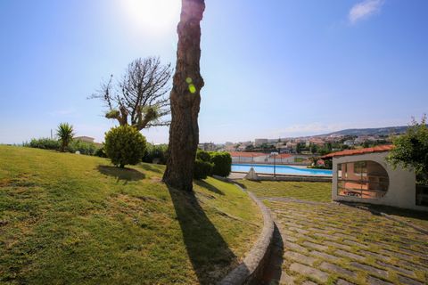 Local accommodation in 1 bedroom apartment, located at the top of the magnificent village of Buarcos, with wonderful views of the sea, the beach of Buarcos and the city of Figueira da Foz. Fully furnished, with 1 bedroom and sofa bed in the living ro...
