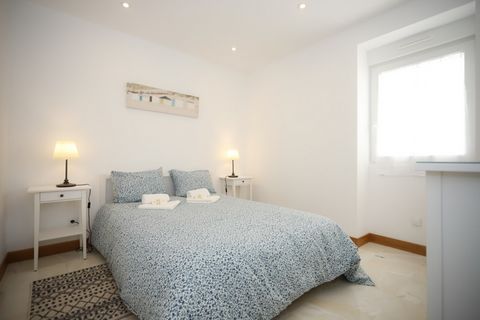 Local accommodation in Figueira da Foz, in a 2 bedroom apartment located in the city center, next to the Sea Pool, Mercure Hotel and commercial shops. Equipped and furnished, with linen and towels. WIFI internet and cable TV. In the heart of Bairro N...