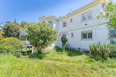 INVESTMENT OPPORTUNITY Bank repossession villa with a total built area of 695m2 for sale with 10 bedrooms, located in the exclusive area of El Rosario, East Marbella, province of Malaga. Built in 1998, this detached villa sits on a 1195m2 plot and co...