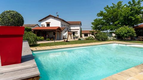 In the heart of the Beaujolais region, 5 minutes from Belleville en Beaujolais, come and discover this beautiful farmhouse (230 m2 in size) which is waiting for you to spend the summer in peace and quiet. The garden (approx. 2900 m2) is fully fenced,...