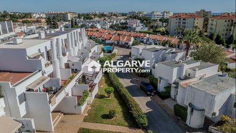 Located in Vilamoura. Fully renovated T2 Duplex apartment with two bedrooms, located in a very quiet area, close to the main amenities and 2 km from the beach in Vilamoura. Between the Pinhal golf course and the Old Course. With a construction area o...