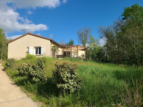 Close to all shops and amenities. Located on the heights, on a natural plot of 1300 m², planted with oak trees, you will appreciate the calm and the unobstructed view of the Lot countryside from the living room. The single-storey house from 2013 cons...