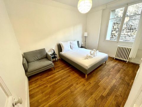 A stone's throw from the historic Buttes Chaumont park. You will be seduced by this charming apartment. Close to various metro stations and the Paris Zénith legendary concert venue. This ground floor apartment includes a living room facing the street...