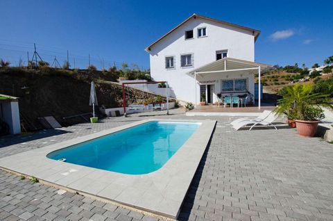 Great price reduction for a quick sale!!!!!! Spacious and beautiful independent villa for sale in Alhaurín El Grande. This impressive property is located on a plot of 10,000 m2 and has 270 m2 built distributed over 3 floors. It consists of 5 bedrooms...