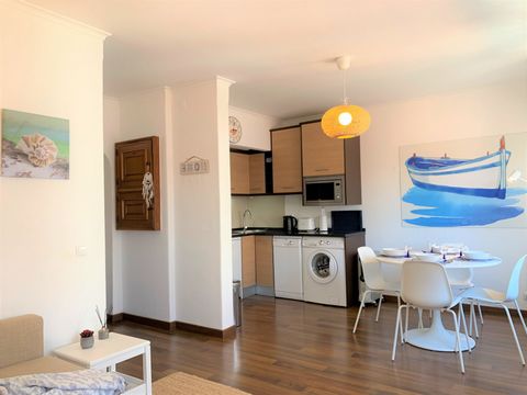 Apartment located on the second floor in a building in the historic heart of Cascais, inserted in a very secure area, surrounded by traditional commerce, restaurants and cafes. It is five minutes from the beach and the train station to Lisbon. The ap...