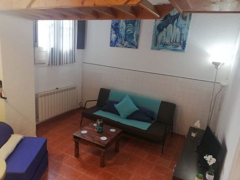 Cozy apartment in the city of Tarragona located 100 m. from the train station and 50 m. from the -plaça dels carros-, it has the beach at 250 m . It consists of one bedroom, a spacious living-dining room with two individual sofa beds, a fully equippe...