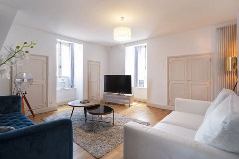Located on the second floor of a Majorelle-style townhouse, come and enjoy Nancy and its amenities in comfort and serenity. Rue Poincaré is a popular street for locals, with its beautiful apartments and close proximity to the train station and freewa...