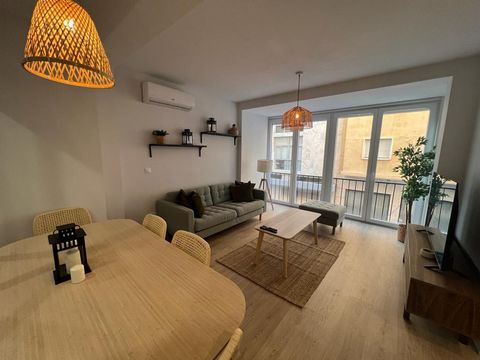 NOTE - 2 months minimum stay! Located in the trendy district of Soho, this spacious (85 m2) apartment has recently been totally refurbished. Features: - Air conditioning in every room - Window blinds in every room (living room ones are electric) - Hi...