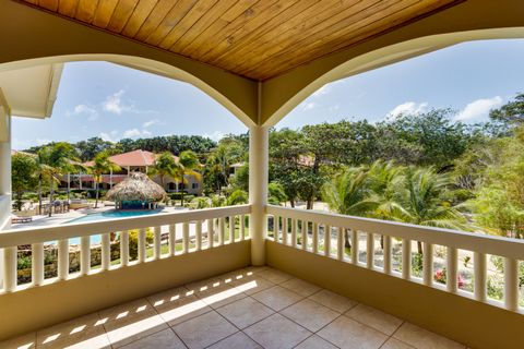 Large 2-bedroom, 2&1/2-bathroom unit has plenty of space, full kitchen and huge ocean-facing balcony. Air conditioned, wifi and laundry in-unit. Located roughly 3/4 of KM from Village of Placencia. This is a premium beach-front location and property....