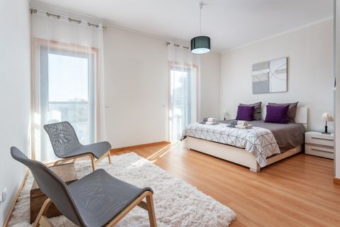 2-BEDROOM APARTMENT WITH ROOFTOP POOL TERRACE, VILLAGE MARINA - OLHÃO Conveniently located in the Village Marina complex, on the Ria Formosa front and at the heart of Olhão, this modern 2-bedroom apartment is minutes away from water-taxis departing f...