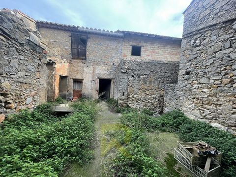 This 120 m² stone building, with a 102 m² garden, is to be renovated. It benefits from a privileged location, being located on two parallel streets. Its great potential makes it an opportunity not to be missed. This property interests you and you wou...