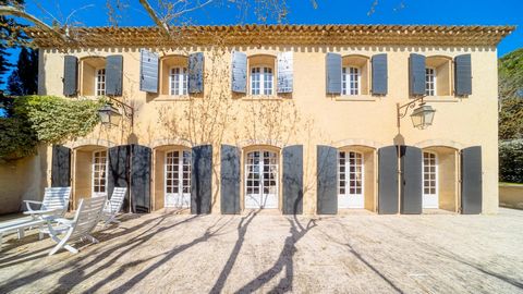 Magnifique maison de maître provençale de 256 m2 avec un jardin luxuriant d’environ 3 000 m2 et une grande piscine, le tout bénéficiant d’une vue imprenable sur la campagne aixoise. La propriété est située au nord d’Aix-en-Provence, à proximité du ce...