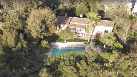 Eingebettet auf den Höhen des Gassin-Hügels, umgeben von üppigem Grün und versteckt vor neugierigen Blicken, wurde diese charmante Villa komplett renoviert und bietet einen wunderschönen Blick auf den Golf von Saint-Tropez.Die Residenz ist ein kleine...