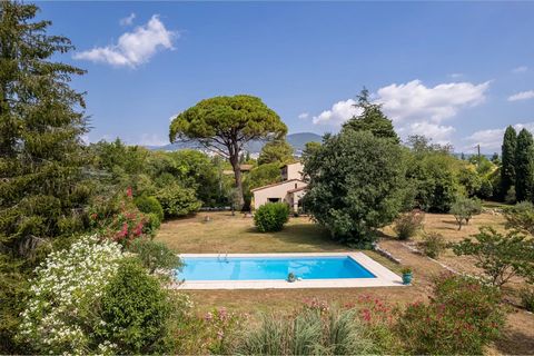 Grasse Saint-Antoine - Charming Provencal mas with pool, only 15 minutes from Cannes.At the end of a private road, in a quiet and privileged environment. Charming Provencal mas of approx 230 m2 built on a beautiful plot of land of approx 8600 m2 with...