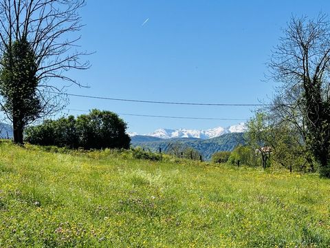 Very beautiful building land of 3195m² for 1000m² of building space (CUb in progress). Ideally located in a dominant position in a charming village 5 minutes from Saint-Girons 09200, south facing with clear views of the Pyrenees. Water and Edf at the...