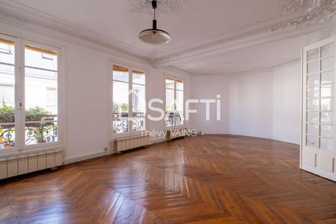Located in the heart of the 10th arrondissement of Paris, on rue Perdonnet, close to shops and public transport (metro L2, L4, L5, L7, RER E and B), close to the Canal Saint-Martin. In a well-maintained and secure building from 1875, the apartment wi...
