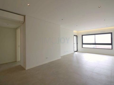 2 bedroom flat, consisting of 2 bedrooms with large areas, 2 en suite, with built-in wardrobes and balcony. Large, glazed room that provides you with a unique view of the city and the Portimão stadium. Fully equipped kitchen, with dishwasher, washing...