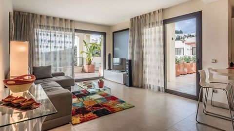 Profitez d’une vie luxueuse à Altos de Los Monteros, Marbella, avec ce penthouse captivant. Dotée de 2 chambres et 2 salles de bains, la résidence dispose d’une terrasse spacieuse et d’un salon ensoleillé. La cuisine entièrement équipée et les intéri...
