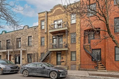 Bright condo in the heart of the plateau. This 900 sf unit, located on the 2nd floor of a triplex with 2 good-sized closed bedrooms, will charm you with its abundant windows and its prime location. Good layout which allows the addition of a 3rd bedro...