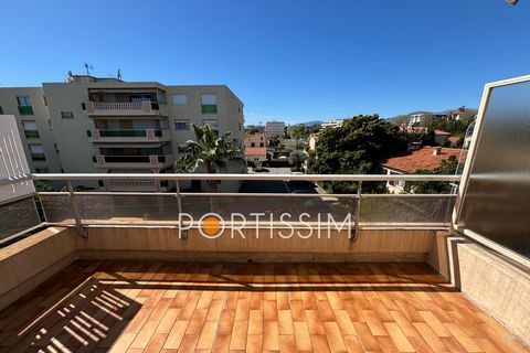 Port of Saint Laurent du Var - Vespins In the heart of Vespins, very pleasant 2-room duplex apartment with 2 terraces, sold occupied by tenant. Entrance, independent kitchen, living room on terrace, upstairs, 1 bathroom, bedroom on terrace. Closed ga...