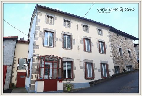 Située à Arconsat, à 3 km des commerces et à 10 minutes de l'A89 menant à Clermont-Ferrand en 35 minutes et à Lyon en 1h15, cette maison de 119 m² avec terrain et dépendances en pierre offre un charme incontestable dans un hameau calme. À noter : Le ...