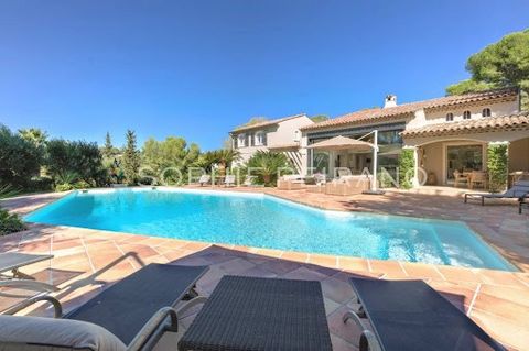 In the heart of a sought-after residential area of Mougins, this stunning contemporary villa of 430 sqm, fully renovated with modern features and elegant decor, offers generous spaces and beautiful natural light. Nestled in a landscaped plot of 3,586...