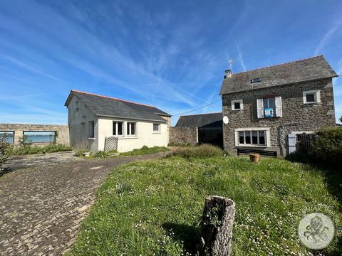 Only at the ARMOR CONSEIL IMMOBILIER agency. Beautiful beachfront property in Saint-Jacut comprising two West facing houses. The first house is composed on the ground floor of a living room, a kitchen and a toilet. On the 1st floor, a corridor leadin...