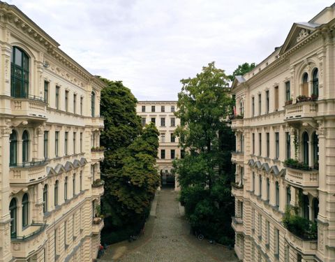 Address: Berlin, Yorckstraße 84B Property description Building It is a gem dating back to Imperial Germany, and an asset to Berlin as architectural landmark: Riehmers Hofgarten. At the time, Wilhelm Riehmer let his courage and visionary zeal as build...