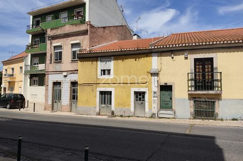 Identificação do imóvel: ZMPT566127 Building with two T2 apartments to be renovated, ideal for investors. Prime location: Located in the center of Loures, close to supermarkets, gas stations, pharmacy and with easy access to the A-8. A few minutes wa...
