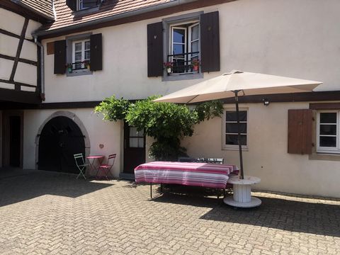 In Hunawihr, near Ribeauvillé, 6-room apartment of 119 m2 located on the 1st floor of a condominium of 4 dwellings. Charming apartment in an old Alsatian farmhouse from 1768. Composed of: a kitchen with pantry, a living room, a bathroom and a separat...