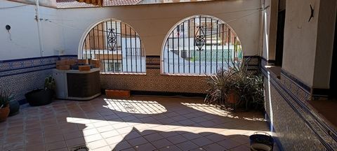 We offer for sale an extraordinary apartment on the first floor on the main avenue of Maracena with excellent orientation, very sunny and bright on the corner.~The house consists of a large entrance with built-in wardrobes, three bedrooms, one of the...