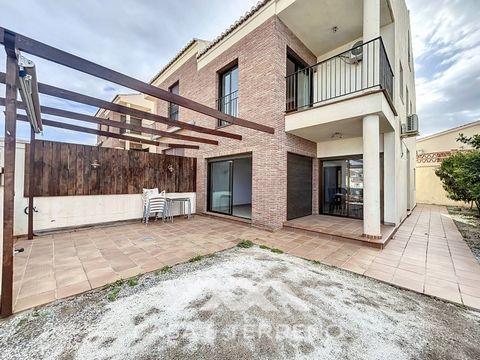 Discover this stunning semi-detached house in Caleta del Sol with magnificent views over the Mediterranean Sea and Torre del Mar! With 4 bedrooms and 3 bathrooms, this property offers luxury and comfort in an exceptional setting. Distributed over 4 f...
