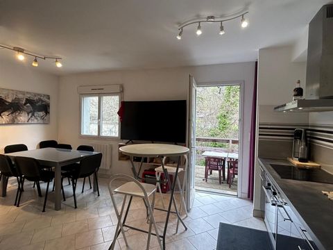 Located in the village of l'Aiguillon, 5 minutes from the town of Lavelanet (all amenities), come and discover this 36 m² apartment, in a quiet area, on the edge of the river. The property consists of a living room with fitted kitchen, opening onto a...