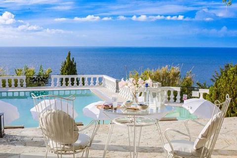 På denna vackra ö Korfu, eller annars på drottningen av den joniska med stark italiensk romantik, finns en imponerande villa på 215 kvm. För att nå din destination behöver du cirka 15 minuter från öns flygplats, medan du alternativt kan åka färja på ...