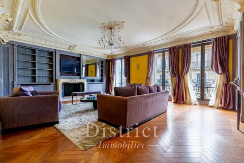 Rue Marbeuf, Golden Triangle. This sumptuous apartment in very good condition is on the 4th floor of a fine Haussmannian building with very well-maintained common areas and a lift. It includes an entry with a guest wc, a double living/reception room,...