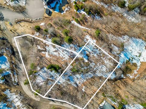 Breathtaking, south-facing lot of over 50,000 sq ft with unobstructed views of the St-Sauveur valley. One of the last unbuilt lots in the area that is guaranteed to impress. Close to St-Sauveur and Morin-Heights and all of the year-round services and...