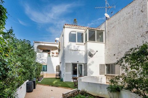 Welcome to this charming villa, where convenience and tranquility meet just a few steps from the center and the beach of Carvoeiro! Located in Carvoeiro, Mato Serrão, this semi-detached villa has the additional charm of not having a letter or fractio...