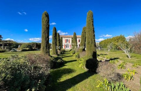 Located 15 minutes from Saint Rémy de Provence, this majestic bourgeois farmhouse extends over a generous area of 400 m². It embodies Provencal elegance with rooms with Provençal ceilings, reaching an impressive height of 3.70 meters. Upon entry, a f...