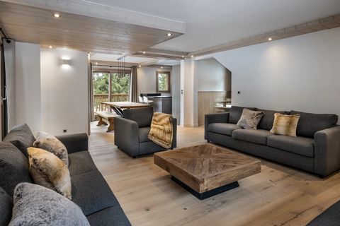 Located in the sought-after area of Courchevel La Tania, this 210 m2 chalet ski-in ski-out features a spacious reception room with fireplace and open kitchen overlooking an extensive terrace of 40 m2. In addition to six en suite bedrooms each with a ...