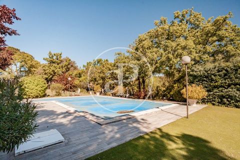PLOT IN PRIVATE URBANISATION IN GUADALIX DE LA SIERRA aProperties Real Estate presents a beautiful plot in one of the best private urbanisations in Guadalix de la Sierra. Its size is 1.587 m², it has a consolidated garden, swimming pool, and offers t...